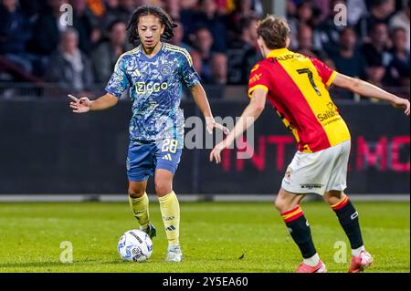 Deventer, pays-Bas. 21 septembre 2024. DEVENTER, PAYS-BAS - 21 SEPTEMBRE : Kian Fitz-Jim de l'AFC Ajax court avec le ballon lors du match néerlandais Eredivisie entre Go Ahead Eagles et l'AFC Ajax à de Adelaarshorst le 21 septembre 2024 à Deventer, pays-Bas. (Photo par Andre Weening/Orange Pictures) crédit : dpa/Alamy Live News Banque D'Images