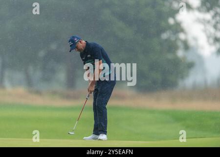 Padraig Harrington, irlandais, lance le 9e green lors de la troisième manche du BMW PGA Championship au Wentworth Golf Club, Virginia Water, Angleterre, le 21 septembre 2024. Photo de Grant Winter. Utilisation éditoriale uniquement, licence requise pour une utilisation commerciale. Aucune utilisation dans les Paris, les jeux ou les publications d'un club/ligue/joueur. Crédit : UK Sports pics Ltd/Alamy Live News Banque D'Images