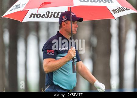 Padraig Harrington d'Irlande marche vers le 10e tee lors de la troisième manche du BMW PGA Championship au Wentworth Golf Club, Virginia Water, Angleterre le 21 septembre 2024. Photo de Grant Winter. Utilisation éditoriale uniquement, licence requise pour une utilisation commerciale. Aucune utilisation dans les Paris, les jeux ou les publications d'un club/ligue/joueur. Crédit : UK Sports pics Ltd/Alamy Live News Banque D'Images