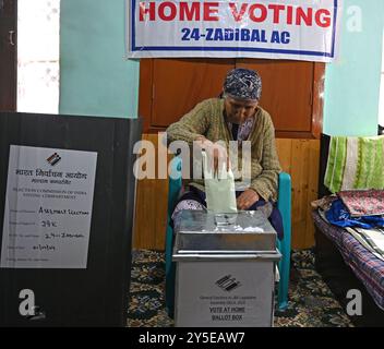 Srinagar, Inde. 21 septembre 2024. SRINAGAR, INDE - 21 SEPTEMBRE : Bibi, 87 ans, vote de son domicile, alors que la Commission électorale de l'Inde (ECI) a lancé un système de vote à domicile pour les personnes âgées lors des élections de l'Assemblée du Jammu-et-Cachemire en cours le 21 septembre 2024 à Srinagar, en Inde. (Photo de Waseem Andrabi/Hindustan Times/Sipa USA ) crédit : Sipa USA/Alamy Live News Banque D'Images