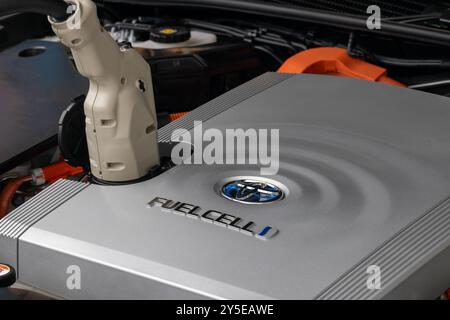 Poznan, Pologne. 17 mai 2023. Connecteur de charge de pile à combustible Toyota dans le moteur du véhicule Banque D'Images