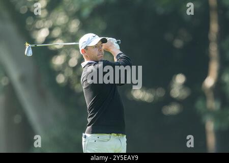 Rory McIlroy d'Irlande du Nord joue son tir d'approche sur le 16e trou lors de la troisième manche du BMW PGA Championship au Wentworth Golf Club, Virginia Water, Angleterre, le 21 septembre 2024. Photo de Grant Winter. Utilisation éditoriale uniquement, licence requise pour une utilisation commerciale. Aucune utilisation dans les Paris, les jeux ou les publications d'un club/ligue/joueur. Crédit : UK Sports pics Ltd/Alamy Live News Banque D'Images