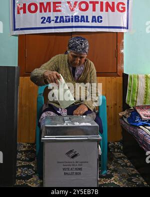 Srinagar, Inde. 21 septembre 2024. SRINAGAR, INDE - 21 SEPTEMBRE : Bibi, 87 ans, vote de son domicile, alors que la Commission électorale de l'Inde (ECI) a lancé un système de vote à domicile pour les personnes âgées lors des élections de l'Assemblée du Jammu-et-Cachemire en cours le 21 septembre 2024 à Srinagar, en Inde. (Photo de Waseem Andrabi/Hindustan Times/Sipa USA ) crédit : Sipa USA/Alamy Live News Banque D'Images