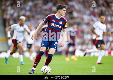 Londres, Royaume-Uni. 21 septembre 2024. LONDRES, ANGLETERRE - 21 SEPTEMBRE : Tino Livramento de Newcastle contrôle le ballon lors du match de premier League 2024/25 entre Fulham FC et Newcastle United FC au Craven Cottage le 21 septembre 2024 à Londres, Angleterre. (Photo de Richard Callis/SPP) (Richard Callis/SPP) crédit : photo de presse du SPP Sport. /Alamy Live News Banque D'Images