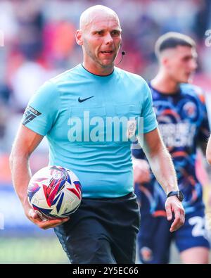 Arbitre Charles Breakspear en action lors du match de la Sky Bet League 1 Charlton Athletic vs Blackpool à The Valley, Londres, Royaume-Uni, 21 septembre 2024 (photo par Izzy Poles/News images) Banque D'Images