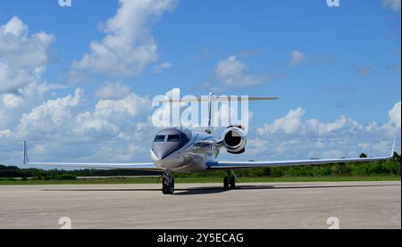 Merritt Island, Floride, États-Unis. 21 septembre 2024. Un avion transportant l'astronaute de la NASA Nick Hague et le cosmonaute de Roscosmos Aleksandr Gorbunov est vu alors qu'il arrive à l'installation de lancement et d'atterrissage du Centre spatial Kennedy de la NASA en Floride le 21 septembre 2024, avant la mission SpaceX Crew-9 de l'agence prévue pour le lancement à 14h05 HAE le 26 septembre 2024, du complexe de lancement spatial-40 (SLC-40) à la Station spatiale du Cap Canaveral, Floride, à la Station spatiale internationale. Crédit : ZUMA Press, Inc/Alamy Live News Banque D'Images