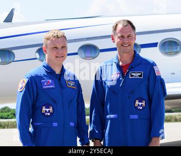 Merritt Island, Floride, États-Unis. 21 septembre 2024. (G-d) le cosmonaute ALEKSANDR GORBUNOV de Roscosmos et l'astronaute NICK HAGUE DE la NASA posent pour une photo après avoir parlé aux médias après leur arrivée au Centre spatial Kennedy de la NASA en Floride le 21 septembre 2024, avant la mission Crew-9 de l'agence prévue pour le lancement à 14h05 HAE le 26 septembre 2024, du complexe spatial de lancement-40 (SLC-40) à la Station spatiale Cape Canaveral, Floride, à la Station spatiale internationale. Crédit : ZUMA Press, Inc/Alamy Live News Banque D'Images