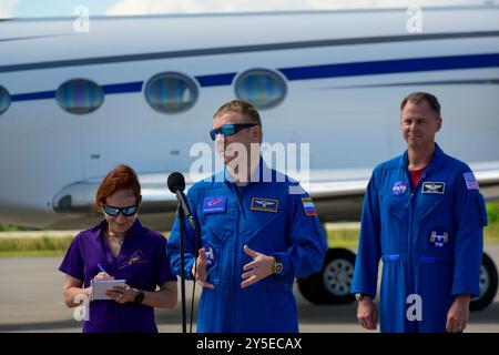 Merritt Island, Floride, États-Unis. 21 septembre 2024. Le cosmonaute de Roscosmos ALEKSANDR GORBUNOV (à gauche) répond à une question d'un membre des médias aux côtés de son compagnon d'équipage astronaute de la NASA NICK HAGUE (à droite) après son arrivée à l'installation de lancement et d'atterrissage du Centre spatial Kennedy de la NASA en Floride le 21 septembre 2024, avant la mission SpaceX Crew-9 de l'agence prévue à 14h05 HAE le 26 septembre 2024, du Space Launch Complex-40 (SLC-40) à Cape Canaveral Space Force Station, Floride, à la Station internationale. Crédit : ZUMA Press, Inc/Alamy Live News Banque D'Images