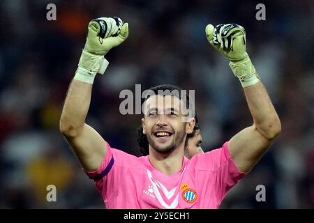 Madrid, Espagne. 21 septembre 2024. Joan Garcia du RCD Espanyol célèbre le 0-1 lors du match la Liga EA Sports entre le Real Madrid et le RCD Espanyol joué au stade Santiago Bernabeu le 21 septembre 2024 à Madrid, Espagne. (Photo de Juan PEREZ/PRESSINPHOTO) crédit : AGENCE SPORTIVE PRESSINPHOTO/Alamy Live News Banque D'Images