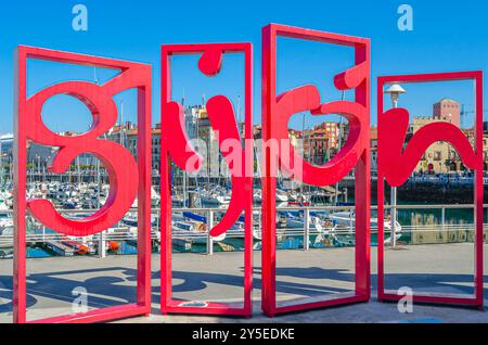 GIJON, ESPAGNE - 21 SEPTEMBRE 2014 : les Letronas, une sculpture urbaine à Gijon, Asturies, Espagne. Il représente le logo touristique de la ville, est situé dans th Banque D'Images