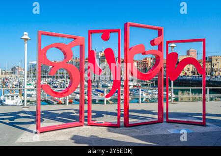 GIJON, ESPAGNE - 21 SEPTEMBRE 2014 : les Letronas, une sculpture urbaine à Gijon, Asturies, Espagne. Il représente le logo touristique de la ville, est situé dans th Banque D'Images