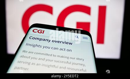 Dans cette illustration photo, un téléphone mobile avec le site Web de l'entreprise canadienne de technologie de l'information CGI Inc est vu devant le logo de l'entreprise. Banque D'Images
