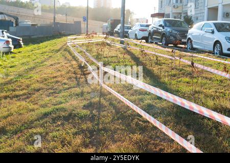 réparez le ruban d'avertissement clôture de sécurité fosse de sécurité accident trou de sécurité zone d'avertissement rouge limite de danger Banque D'Images