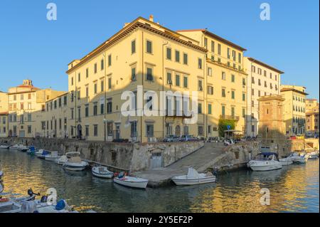 Le quartier de la Nouvelle Venise, avec des bateaux amarrés au coucher du soleil, Livourne, Toscane, Italie Banque D'Images