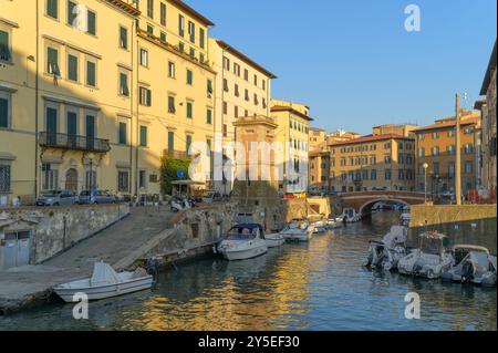 Le quartier de la Nouvelle Venise, avec des bateaux amarrés au coucher du soleil, Livourne, Toscane, Italie Banque D'Images