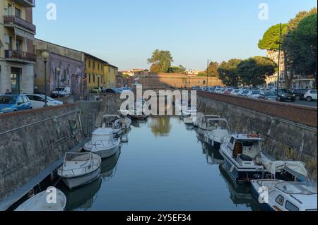 Le quartier de la Nouvelle Venise, avec des bateaux amarrés au coucher du soleil, Livourne, Toscane, Italie Banque D'Images