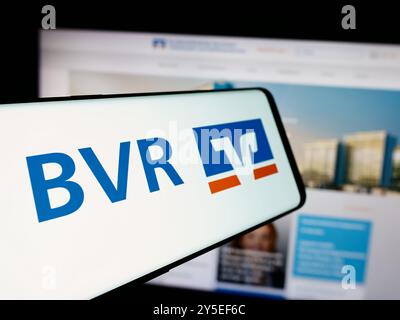 Allemagne. 19 août 2024. Dans cette illustration photo, un téléphone portable avec le logo de l'Association nationale des banques coopératives allemandes (BVR) est vu devant le site Web. (Crédit image : © timon Schneider/SOPA images via ZUMA Press Wire) USAGE ÉDITORIAL SEULEMENT ! Non destiné à UN USAGE commercial ! Banque D'Images