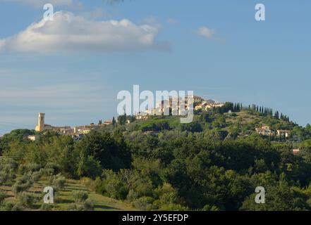 Vue panoramique de Casale Marittimo, charmant village surplombant la côte étrusque, Pise, Italie Banque D'Images