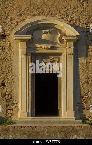 Porte d'entrée extérieure en bois et marbre de l'église de Santa Caterina da Siena (1720) dans le district de Nuova Venezia, Livourne, Toscane, Italie Banque D'Images