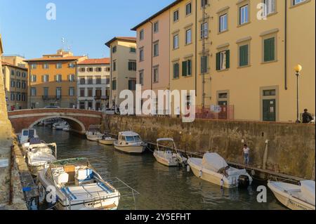 Le quartier de la Nouvelle Venise, avec des bateaux amarrés au coucher du soleil, Livourne, Toscane, Italie Banque D'Images