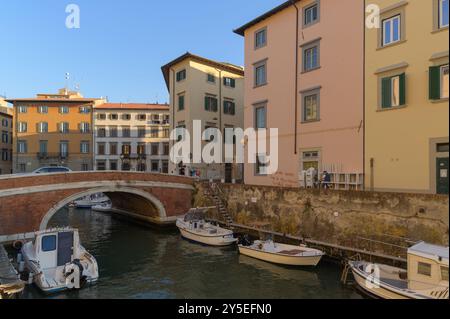 Le quartier de la Nouvelle Venise, avec des bateaux amarrés au coucher du soleil, Livourne, Toscane, Italie Banque D'Images