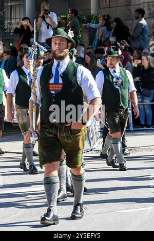 Oktoberfest - Spielmannszug Bad Wiessee beim Wiesn-Einzug der Brauereien und Festwirte zur Eröffnung des 189. Oktoberfestes AM 21.09.2024 in München, Deutschland, Oberbayern München Theresienwiese Oberbayern Deutschland *** Oktoberfest fanfare Bad Wiessee à l'entrée Wiesn des brasseries et propriétaires pour l'ouverture de l'Oktoberfest 189 le 21 09 2024 à Munich, Allemagne, haute Bavière Munich Theresienwiese haute Bavière Allemagne Banque D'Images