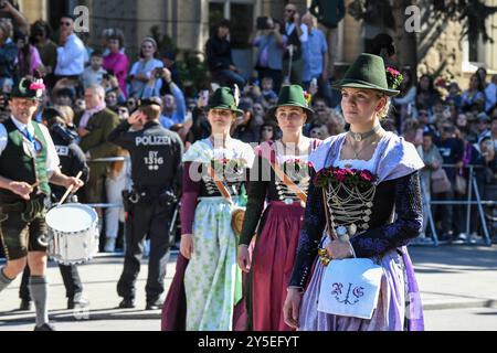 Oktoberfest - Spielmannszug Bad Wiessee beim Wiesn-Einzug der Brauereien und Festwirte zur Eröffnung des 189. Oktoberfestes AM 21.09.2024 in München, Deutschland, Oberbayern München Theresienwiese Oberbayern Deutschland *** Oktoberfest fanfare Bad Wiessee à l'entrée Wiesn des brasseries et propriétaires pour l'ouverture de l'Oktoberfest 189 le 21 09 2024 à Munich, Allemagne, haute Bavière Munich Theresienwiese haute Bavière Allemagne Banque D'Images