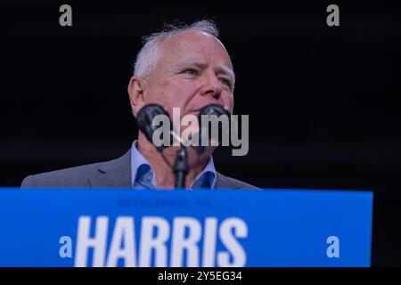 Philadelphie, États-Unis. 21 septembre 2024. Le gouverneur Tim Walz, candidat démocrate à la vice-présidence, a déclaré aux partisans lors d'un rassemblement dans la région de Bethléem "nous ne retournons pas en arrière" et a plaidé pour l'élection de Kamala Harris et le rejet de l'ancien président Donald Trump à Bethléem, PA, États-Unis, le 21 septembre 2024. Photo de David Muse/UPI crédit : UPI/Alamy Live News Banque D'Images