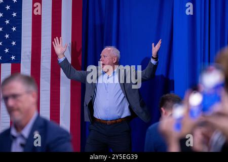 Philadelphie, États-Unis. 21 septembre 2024. Le gouverneur Tim Walz, candidat démocrate à la vice-présidence, a déclaré aux partisans lors d'un rassemblement dans la région de Bethléem "nous ne retournons pas en arrière" et a plaidé pour l'élection de Kamala Harris et le rejet de l'ancien président Donald Trump à Bethléem, PA, États-Unis, le 21 septembre 2024. Photo de David Muse/UPI crédit : UPI/Alamy Live News Banque D'Images