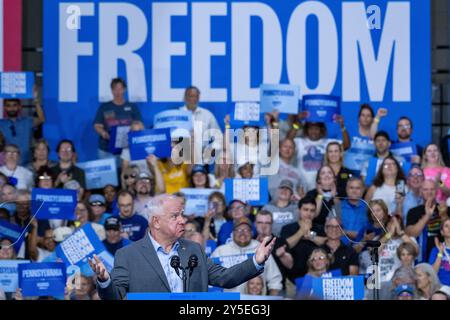 Philadelphie, États-Unis. 21 septembre 2024. Le gouverneur Tim Walz, candidat démocrate à la vice-présidence, a déclaré aux partisans lors d'un rassemblement dans la région de Bethléem "nous ne retournons pas en arrière" et a plaidé pour l'élection de Kamala Harris et le rejet de l'ancien président Donald Trump à Bethléem, PA, États-Unis, le 21 septembre 2024. Photo de David Muse/UPI crédit : UPI/Alamy Live News Banque D'Images