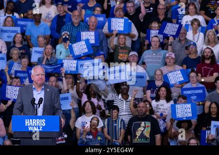 Philadelphie, États-Unis. 21 septembre 2024. Le gouverneur Tim Walz, candidat démocrate à la vice-présidence, a déclaré aux partisans lors d'un rassemblement dans la région de Bethléem "nous ne retournons pas en arrière" et a plaidé pour l'élection de Kamala Harris et le rejet de l'ancien président Donald Trump à Bethléem, PA, États-Unis, le 21 septembre 2024. Photo de David Muse/UPI crédit : UPI/Alamy Live News Banque D'Images