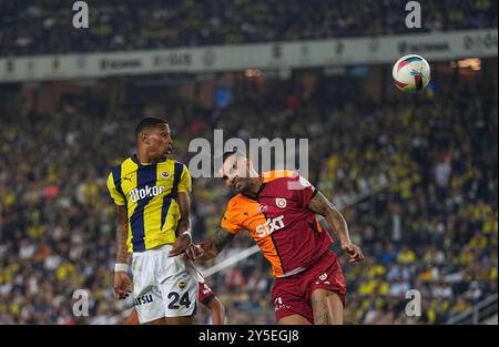 21 septembre 2024 : Jayden Oosterwolde de Fenerbahce prend la tête lors d'un match de Turquie SÃ¼per Ligue, Fenerbahçe SK vs Galatasaray S. K, au stade Ulker Fenerbahce Sukru Saracoglu, Istanbul, Turquie. Ulrik Pedersen/CSM Banque D'Images