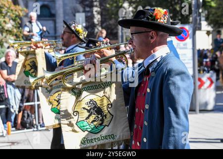 Oktoberfest - Spielmannszug Ebersberg beim Wiesn-Einzug der Brauereien und Festwirte zur Eröffnung des 189. Oktoberfestes AM 21.09.2024 in München, Deutschland, Oberbayern München Theresienwiese Oberbayern Deutschland *** Oktoberfest fanfare Ebersberg à l'entrée Wiesn des brasseries et propriétaires pour l'ouverture de l'Oktoberfest 189 le 21 09 2024 à Munich, Allemagne, haute Bavière Munich Theresienwiese haute Bavière Allemagne Banque D'Images