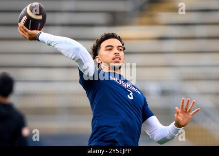 East Hartford, CT, États-Unis. 21 septembre 2024. Le quarterback des Huskies du Connecticut Nick Evers (3) se réchauffe avant un match de football de la NCAA contre les Florida Atlantic Owls au Pratt & Whitney Stadium à East Hartford, CT. Rusty Jones/Cal Sport Media/Alamy Live News Banque D'Images