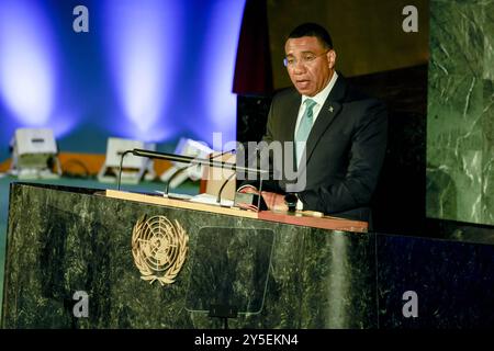 New York, New York, États-Unis. 21 septembre 2024. ANDREW HOLNESS, premier ministre de la Jamaïque, prend la parole à l’occasion du deuxième jour du Sommet de l’avenir – Journées d’action dans la salle de l’Assemblée générale et d’une partie de la 79e session de l’AGNU, au cours de laquelle la société civile, les jeunes, les autorités locales et régionales, le secteur privé et les universités se réunissent pour rassembler les gens et les efforts pour une inclusion sans faille de beaucoup pour un avenir meilleur. Les principaux thèmes de cette année sont : le numérique et la technologie, la paix et la sécurité, le développement durable et le financement avec un accent sain sur les générations futures. Les journées d'action sont deux Banque D'Images