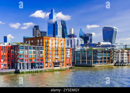 Londres, Royaume-Uni. Vue sur la ville célèbre, Tamise River - Angleterre, Grande-Bretagne destination de voyage. Banque D'Images