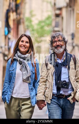 Portrait heureux couple caucasien senior marchant la main à l'extérieur. Les touristes mûrs amoureux Banque D'Images