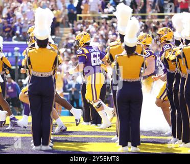 Baton Rouge, États-Unis. 21 septembre 2024. Les LSU Tigers courent sur le terrain lors d'un match de football universitaire au Tiger Stadium le samedi 21 septembre 2024 à Baton Rouge, en Louisiane. (Photo de Peter G. Forest/Sipa USA) crédit : Sipa USA/Alamy Live News Banque D'Images