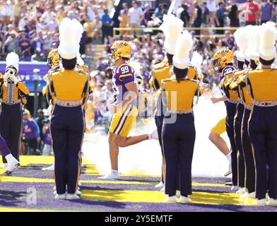 Baton Rouge, États-Unis. 21 septembre 2024. Les LSU Tigers courent sur le terrain lors d'un match de football universitaire au Tiger Stadium le samedi 21 septembre 2024 à Baton Rouge, en Louisiane. (Photo de Peter G. Forest/Sipa USA) crédit : Sipa USA/Alamy Live News Banque D'Images