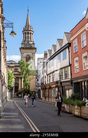 Scène de rue dans Turl Street, Oxford, Royaume-Uni. La flèche de la bibliothèque du Lincoln College domine le tableau. Banque D'Images