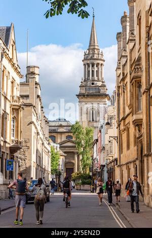 Scène de rue dans Turl Street, Oxford, Royaume-Uni. La flèche de la bibliothèque du Lincoln College domine le tableau. Banque D'Images