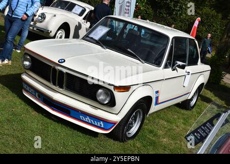 Beesd, pays-Bas - 13 septembre 2024 : une BMW 2002 Turbo blanche des années 1970 Banque D'Images