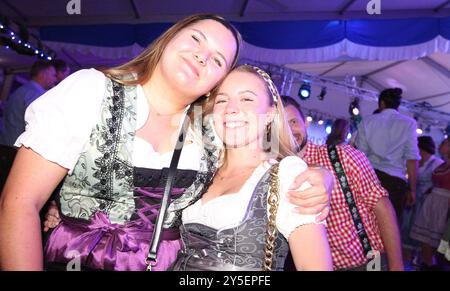 Bergedorfer Oktoberfest auf dem Frascatiplatz. Feiernde im Festzelt am Samstagabend. Bergedorf Hambourg *** Bergedorf Oktoberfest sur Frascatiplatz célébrations dans la chapiteau le samedi soir Bergedorf Hambourg Banque D'Images