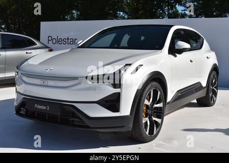 Beesd, pays-Bas - 13 septembre 2024 : une voiture croisée électrique Polestar 3 ev blanche Banque D'Images