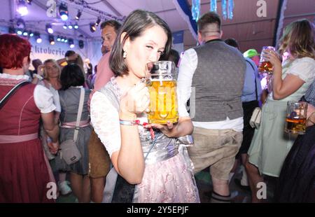 Bergedorfer Oktoberfest auf dem Frascatiplatz. Feiernde im Festzelt am Samstagabend. Bergedorf Hambourg *** Bergedorf Oktoberfest sur Frascatiplatz célébrations dans la chapiteau le samedi soir Bergedorf Hambourg Banque D'Images