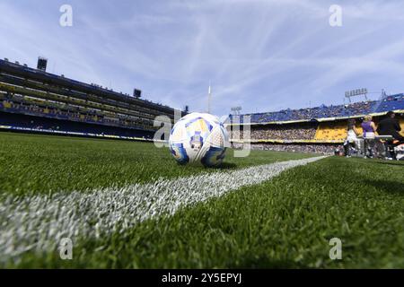 Buenos Aires, Argentine. 21 septembre 2024. BUENOS AIRES, ARGENTINE - 21 SEPTEMBRE : vue générale du stade et gros plan du ballon lors du match de Liga Profesional 2024 entre Boca Juniors et River plate à l'Estadio Alberto J. Armando, la Bombonera le 21 septembre 2024 à Buenos Aires, Argentine photo D. Halisz/SFSI crédit : Sebo47/Alamy Live News Banque D'Images