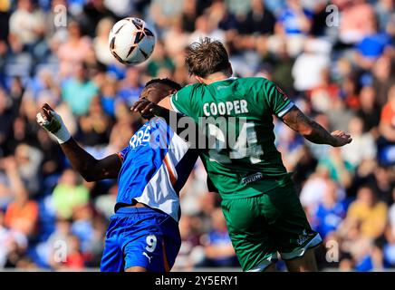 Mike Fondop du Oldham Athletic Association Football Club est en compétition avec Charlie Cooper du Yeovil Town Football Club lors du match de Vanarama National League entre Oldham Athletic et Yeovil Town à Boundary Park, Oldham le samedi 21 septembre 2024. (Photo : Thomas Edwards | mi News) crédit : MI News & Sport /Alamy Live News Banque D'Images