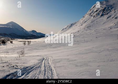 Montagnes à l'entrée du parc national de Padjelanta en mars, Laponie, Suède Banque D'Images