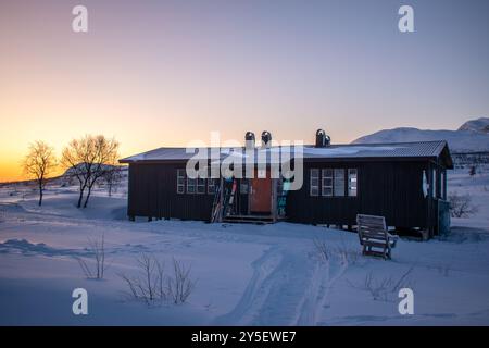 Njunjes Mountain Hut sur le sentier Padjelantaleden en hiver, Laponie, Suède Banque D'Images