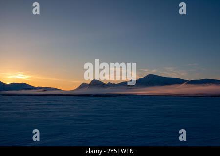 Lever du soleil sur le sentier Padjelantaleden près de Kutjaure en mars, Laponie, Suède Banque D'Images